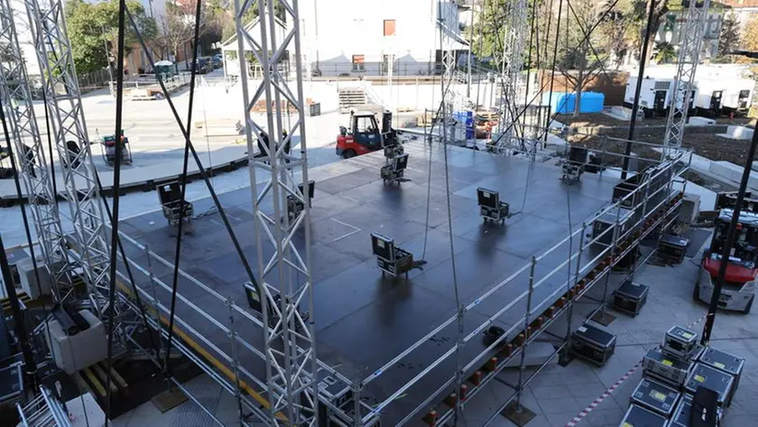 Il palco allestito in piazza Transalpina che sarà il centro nevralgico dell’inaugurazione Fotoservizio di Pierluigi Bumbaca