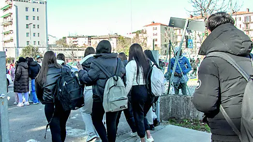 Studenti del Pertini lunedì all’uscita da scuola. Foto Katia Bonaventura