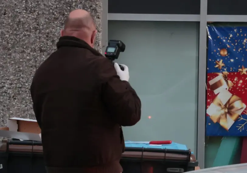 La polizia scientifica all'opera e in basso a destra il coltello Foto Lasorte