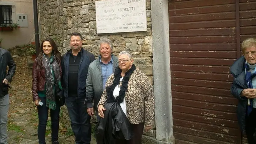 Mario Andretti (secondo da destra) ex campione di Formula 1, a Montona, durante la sua visita in Istria per far conoscere alla famiglia la terra dove è nato 73 anni fa.