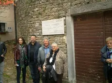 Mario Andretti (secondo da destra) ex campione di Formula 1, a Montona, durante la sua visita in Istria per far conoscere alla famiglia la terra dove è nato 73 anni fa.