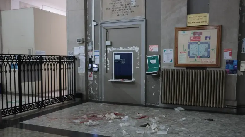 L'atrio dell'Ospedale Maggiore imbrattato di sangue Foto Andrea Lasorte