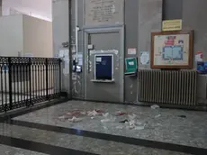 L'atrio dell'Ospedale Maggiore imbrattato di sangue Foto Andrea Lasorte