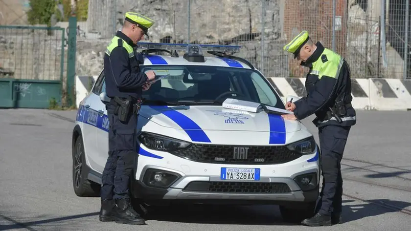 Operatori della Polizia locale impegnati in centro città Foto Francesco Bruni