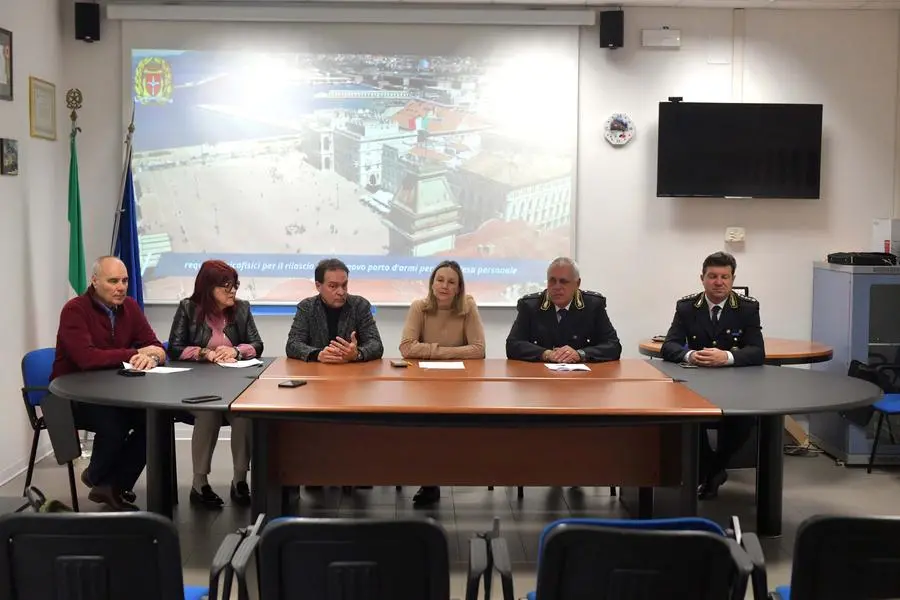 La conferenza stampa convocata dall’ assessore alla Sicurezza Caterina de Gavardo, da quello alle Risorse umane Stefano Avian e dal comandante della Polizia locale Walter Milocchi Foto Francesco Bruni