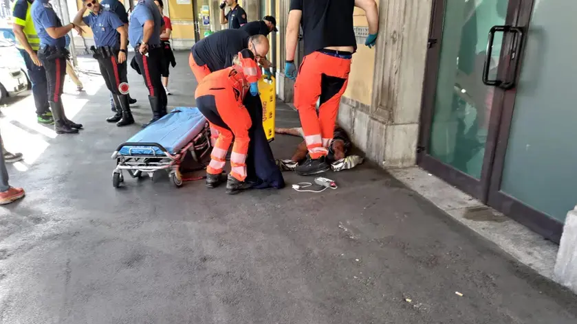 I soccorsi dopo un pestaggio in stazione a Trieste