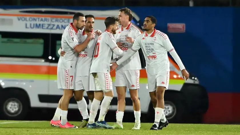 L’esultanza dei giocatori della Triestina durante l’ultima partita vinta in casa del Lumezzane. Foto Lasorte