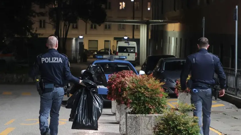 I poliziotti al Maggiore dopo il fatto di cronaca di nera con l’uomo accoltellato (Lasorte)