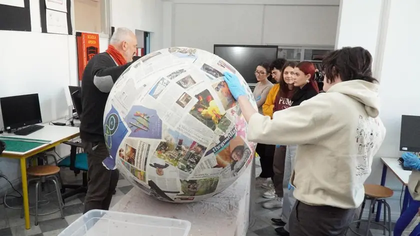 Studenti e docenti al lavoro la realizzazione della sfera pensata da pistoletto (foto Marega)