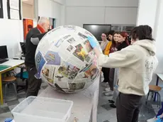 Studenti e docenti al lavoro la realizzazione della sfera pensata da pistoletto (foto Marega)