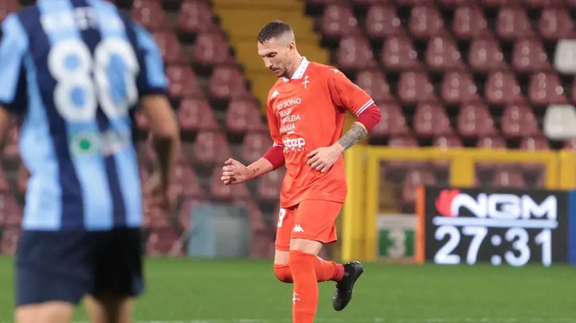 Il difensore Tommaso Silvestri in azione contro il Lecco foto Lasorte