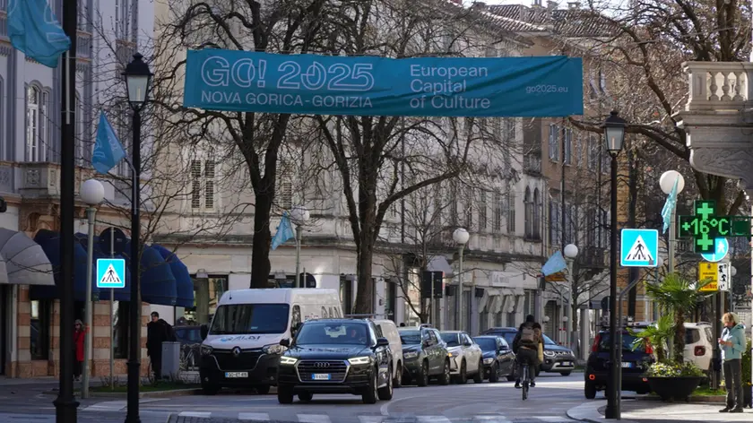 Striscioni Go!2025 nel centro di Gorizia. Foto Bumbaca