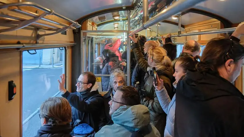 In carrozza del Tram di Opicina c’è anche chi saluta i passanti Foto di Massimo Silvano