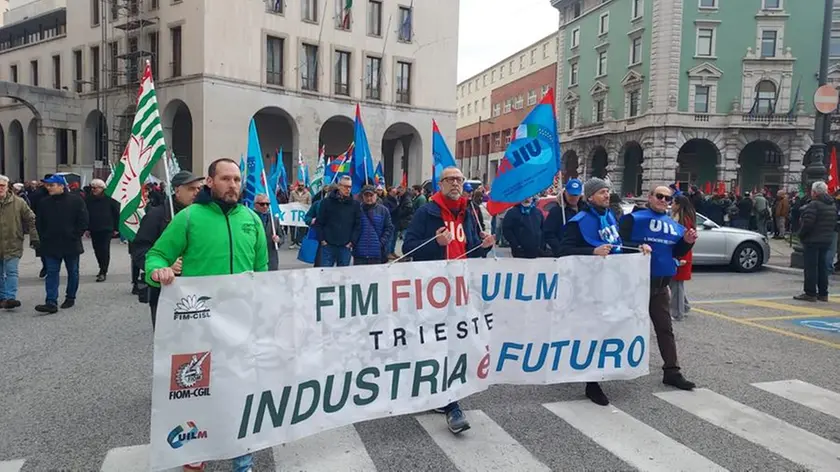 Una parte del corteo che sfila per le vie di Trieste