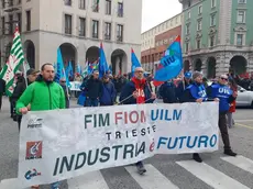 Una parte del corteo che sfila per le vie di Trieste