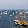 La nave Vespucci nel golfo di Trieste per una Barcolana passata. Foto studio Borlenghi