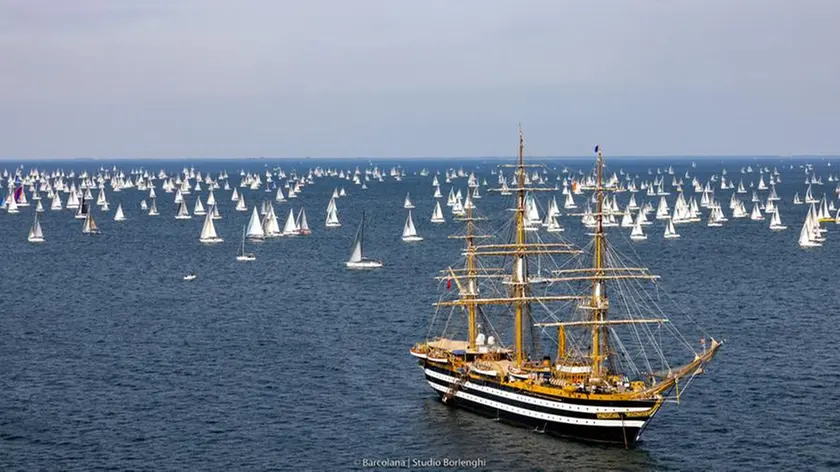 La nave Vespucci nel golfo di Trieste per una Barcolana passata. Foto studio Borlenghi