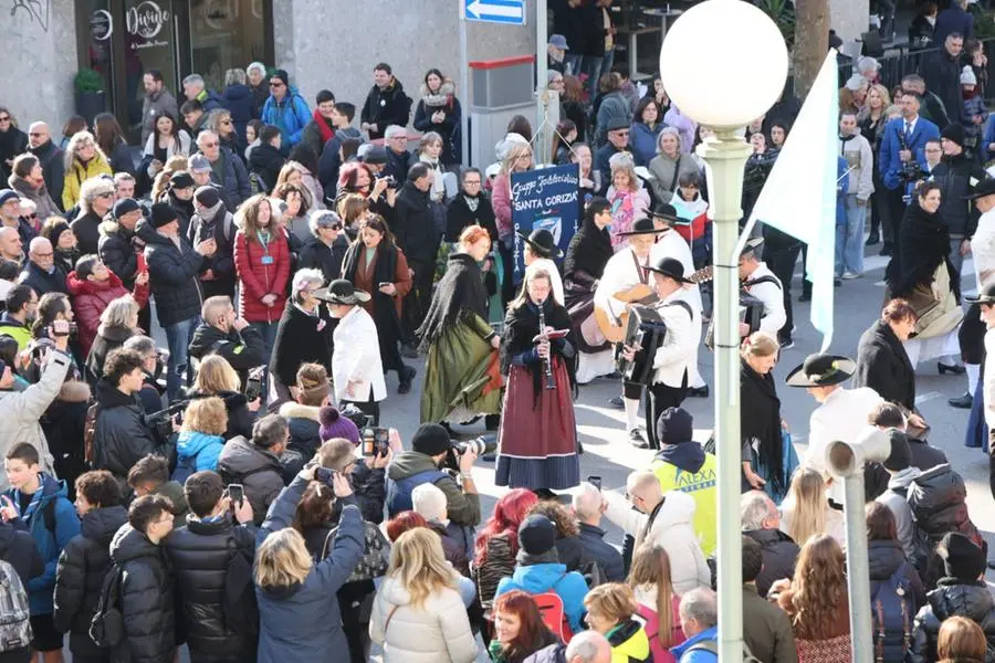 E' sabato 8 febbraio: in centinaia le persone che fin dalla mattina hanno preso parte alla giornata inaugurale della Capitale europea della cultura Gorizia - Nova Gorica. Foto Bumbaca e Marega