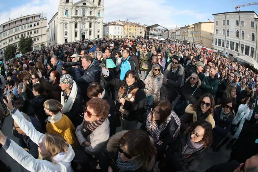 E' sabato 8 febbraio: in centinaia le persone che fin dalla mattina hanno preso parte alla giornata inaugurale della Capitale europea della cultura Gorizia - Nova Gorica. Foto Bumbaca e Marega