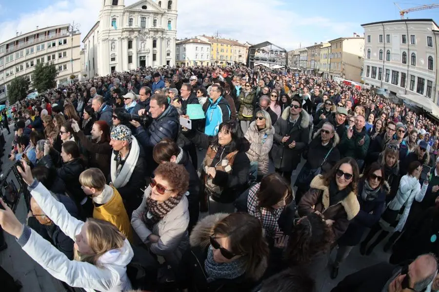 E' sabato 8 febbraio: in centinaia le persone che fin dalla mattina hanno preso parte alla giornata inaugurale della Capitale europea della cultura Gorizia - Nova Gorica. Foto Bumbaca e Marega