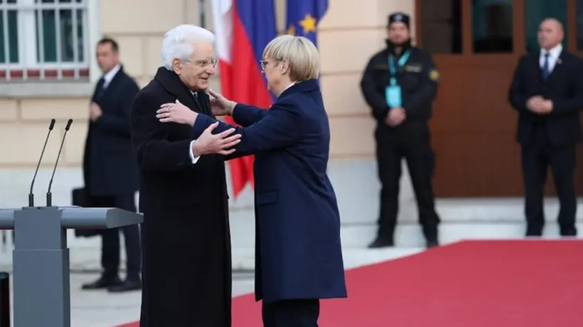 L'abbraccio tra il presidente italiano Mattarella e quello sloveno Musar alla cerimonia di Go2025 Foto Bumbaca