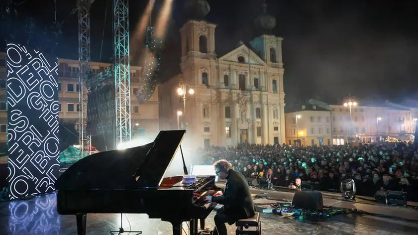 Remo Anzovino al piano, nel pezzo le foto di Tish, Mara e Alex e della folla di piazza Vittoria e di piazza Kardelj. Foto Bumbaca e Tibaldi