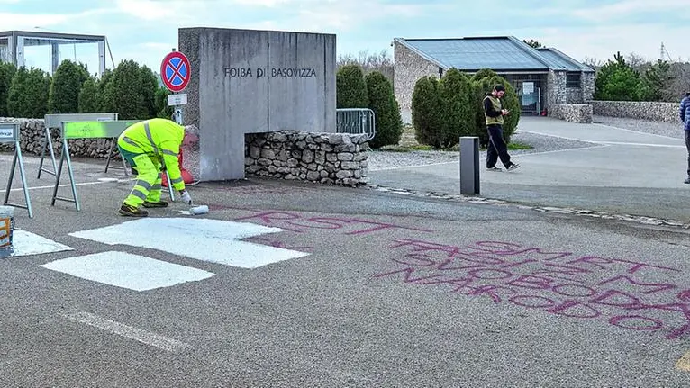 Foiba di Basovizza, le scritte oltraggiose poi cancellate Foto Silvano