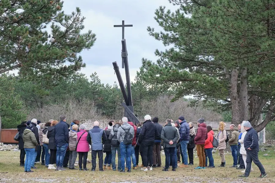 I visitatori alla Foiba di Basovizza Foto Silvano