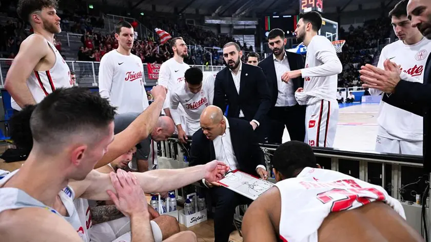 Coach Christian dà indicazioni alla sua squadra durante un time-out Foto Ciamillo/Lasorte