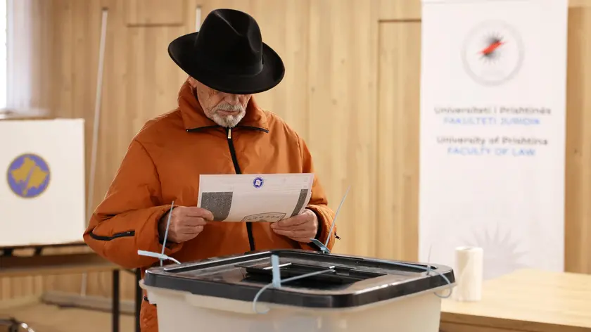 Un elettore in uno dei seggi allestiti in Kosovo per le elezioni parlamentari di ieri. foto ansa EPA/GEORGI LICOVSK