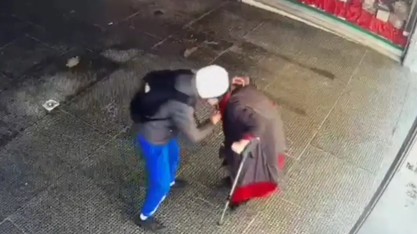 L'immagine della rapina all'anziana in via Foscolo ripresa dalle telecamere