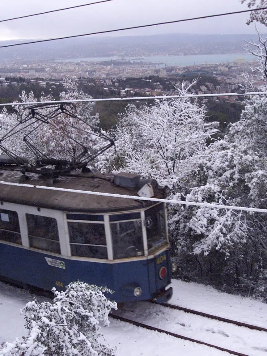 Il Tram di Opicina immortalato da Andrea Lasorte in una giornata di eccezionale neve alla fine degli anni ’90