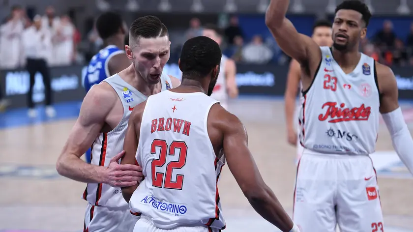 Uthoff, Brown e Brooks protagonisti del match di Brescia foto Ciamillo/Lasorte