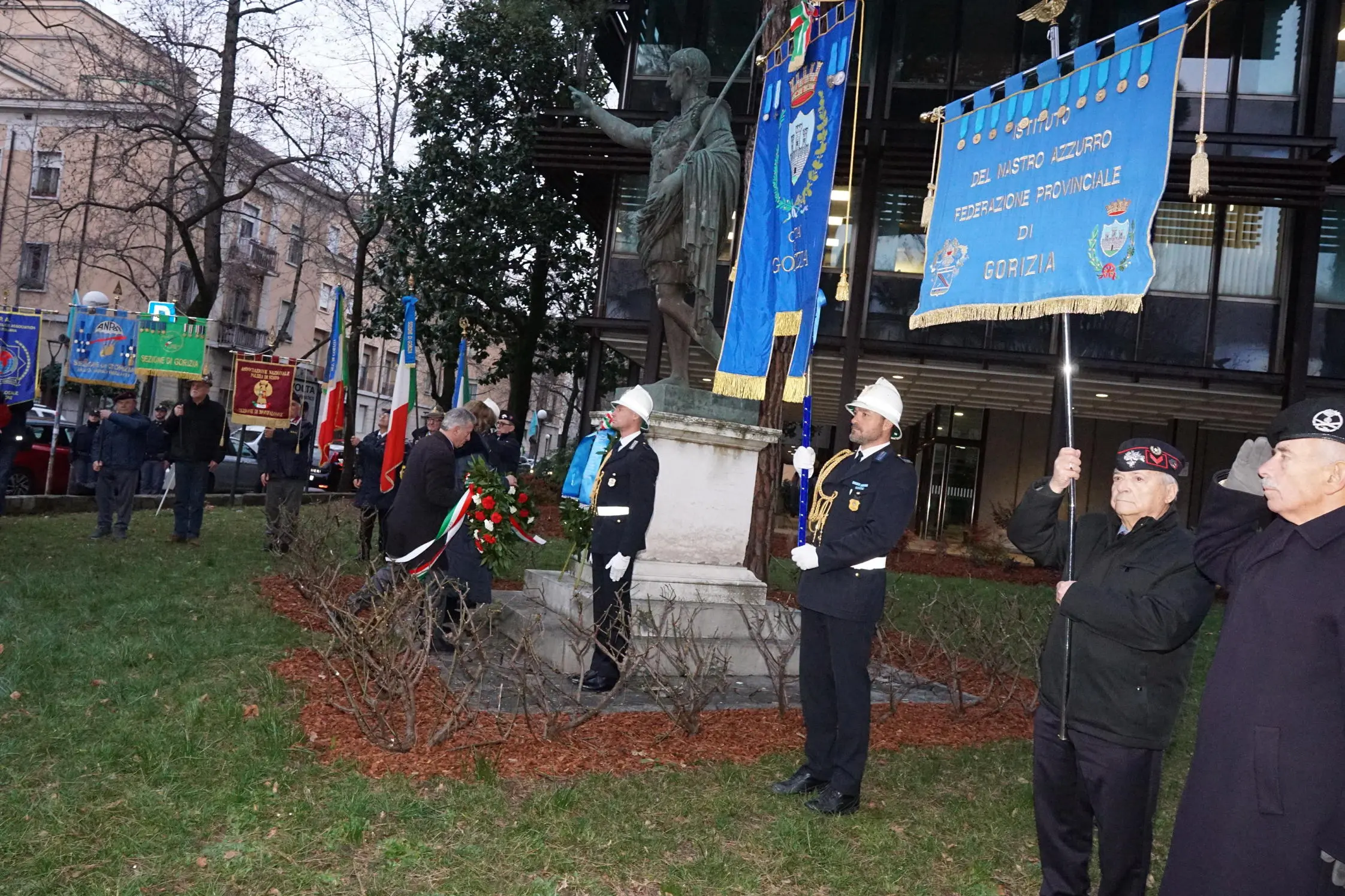 La cerimonia in largo Martiri delle Foibe. Foto Marega