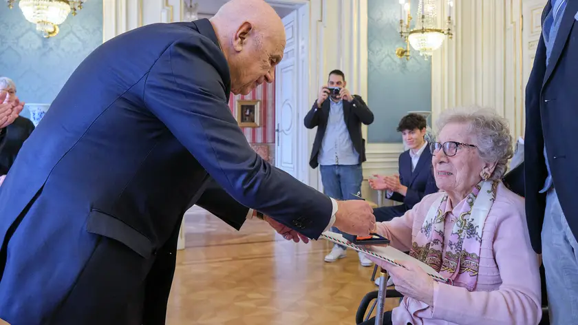 Licia Felluga riceve la medaglia dedicata al padre Antonio Foto Silvano