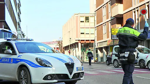 Un posto di blocco della polizia locale