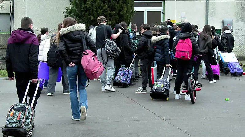 I ragazzi mentre ritornano a scuola alle 9, lunedì mattina foto Katia Bonaventura