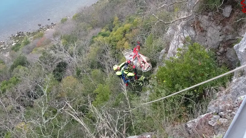 Un momento delle operazioni di recupero della storica fontanella