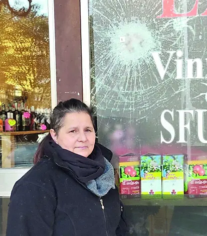 Monia guarda i danni alla vineria