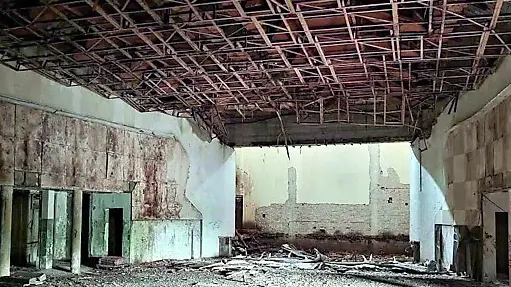 L’interno dell’ex cinema Belvedere di Opicina ormai in rovina