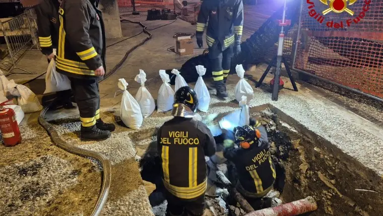 L'intervento dei Vigili del fuoco sulla tubatura di gas rotta