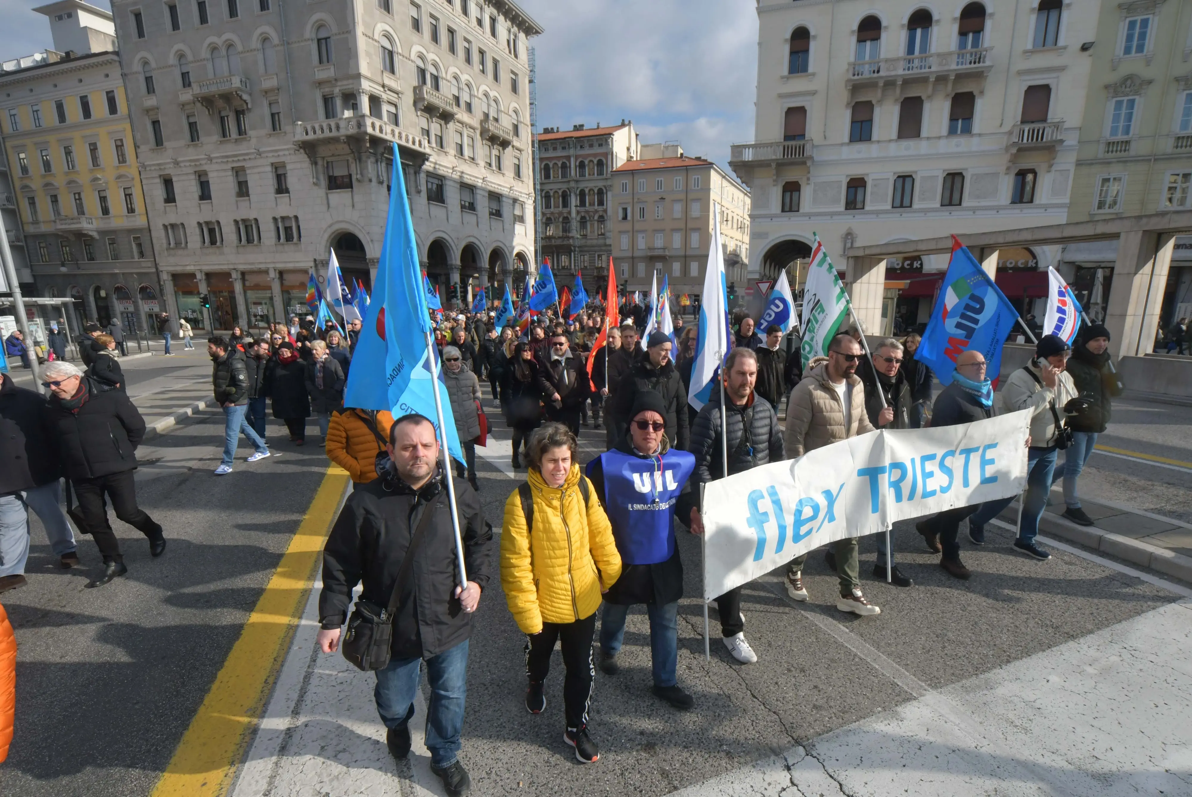 La manifestazione a Trieste contro le crisi industriali: il corteo dei lavoratorio Flex Foto Francesco Bruni