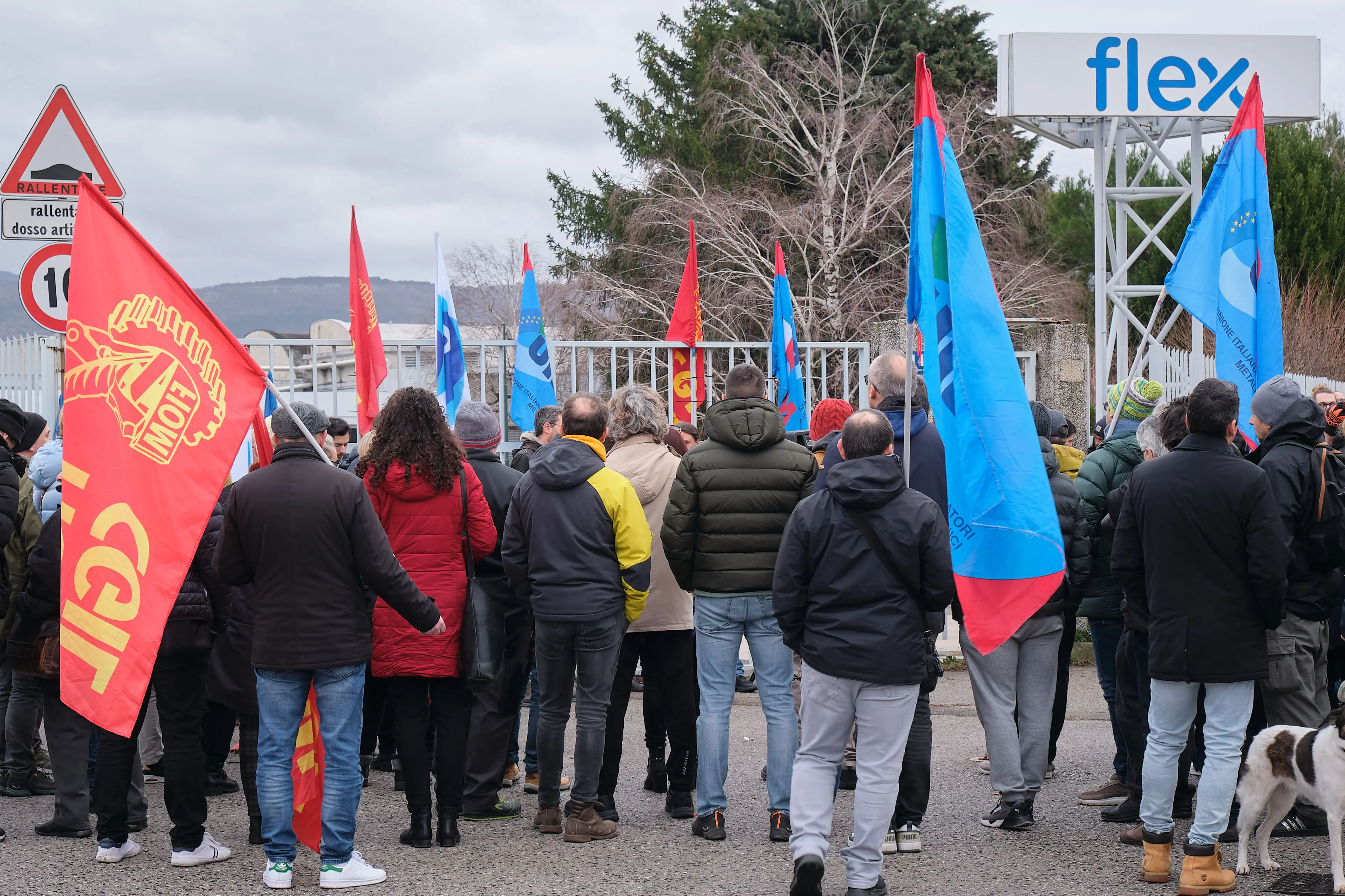 Il presidio dei lavoratori fuori dai cancelli Foto Massimo Silvano