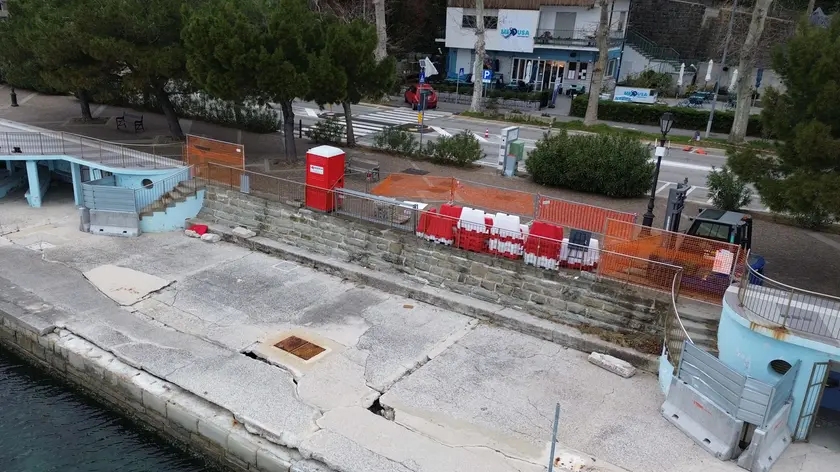 I lavori in corso ai Topolini, con le recinzioni e gli addetti già all’opera all’interno dell’area di cantiere. Fotoservizio Bruni