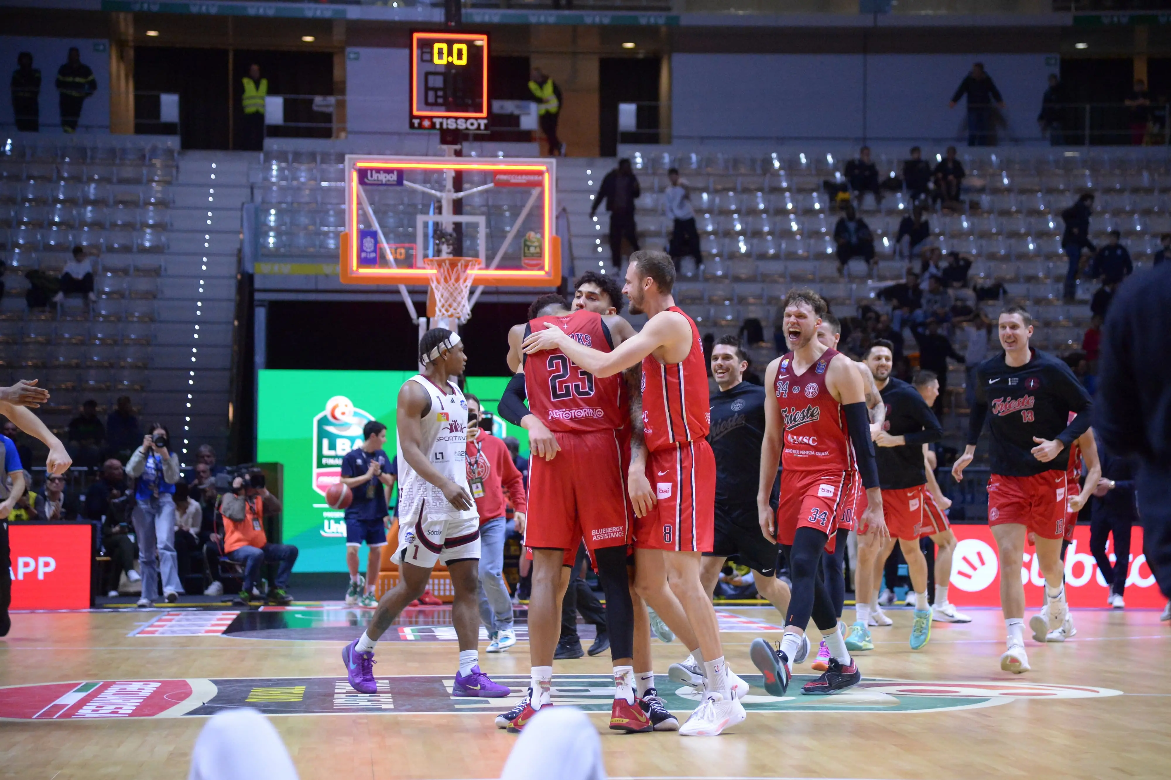 Col cuore infinito di una squadra capace di non mollare mai, la Pallacanestro Trieste esce dalla Inalpi Arena con lo scalpo dell'ambiziosa Trapani e guadagna l'accesso alla semifinale della Coppa Italia 2025 che sabato sera alle 20.45 la vedrà in campo contro la Dolomiti Energia Trento. Foto Lasorte/Ciamillo