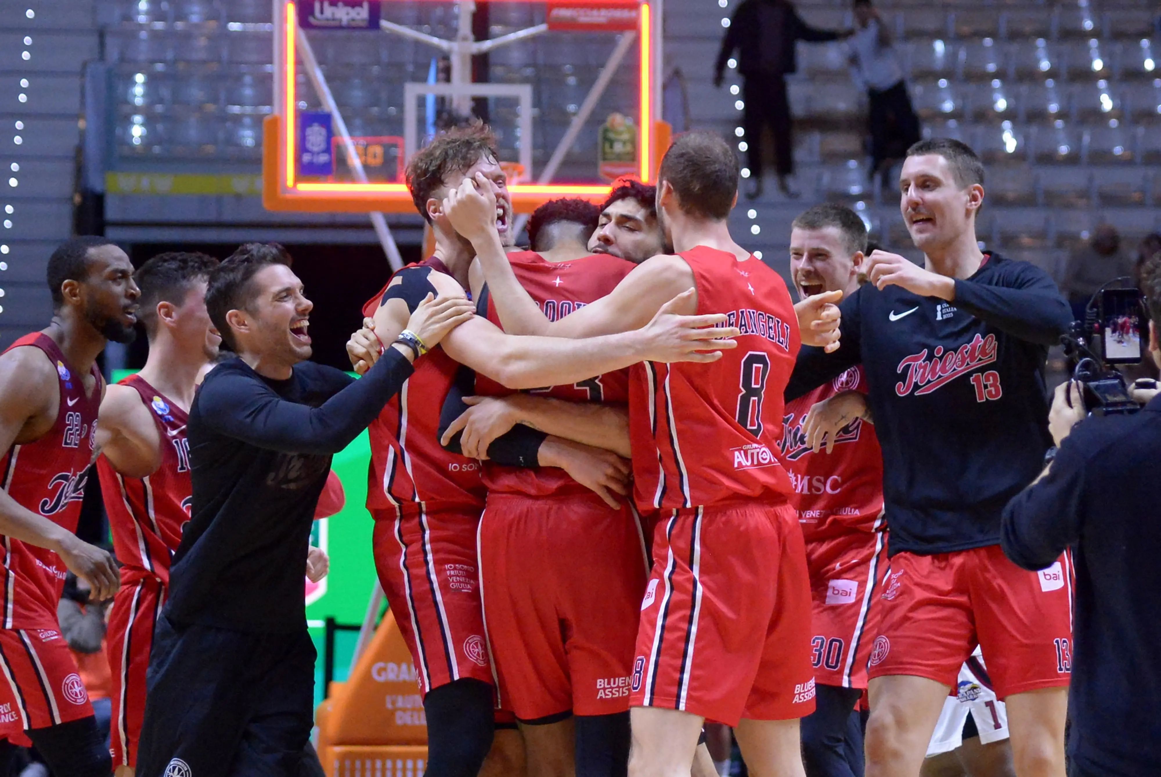 Col cuore infinito di una squadra capace di non mollare mai, la Pallacanestro Trieste esce dalla Inalpi Arena con lo scalpo dell'ambiziosa Trapani e guadagna l'accesso alla semifinale della Coppa Italia 2025 che sabato sera alle 20.45 la vedrà in campo contro la Dolomiti Energia Trento. Foto Lasorte/Ciamillo