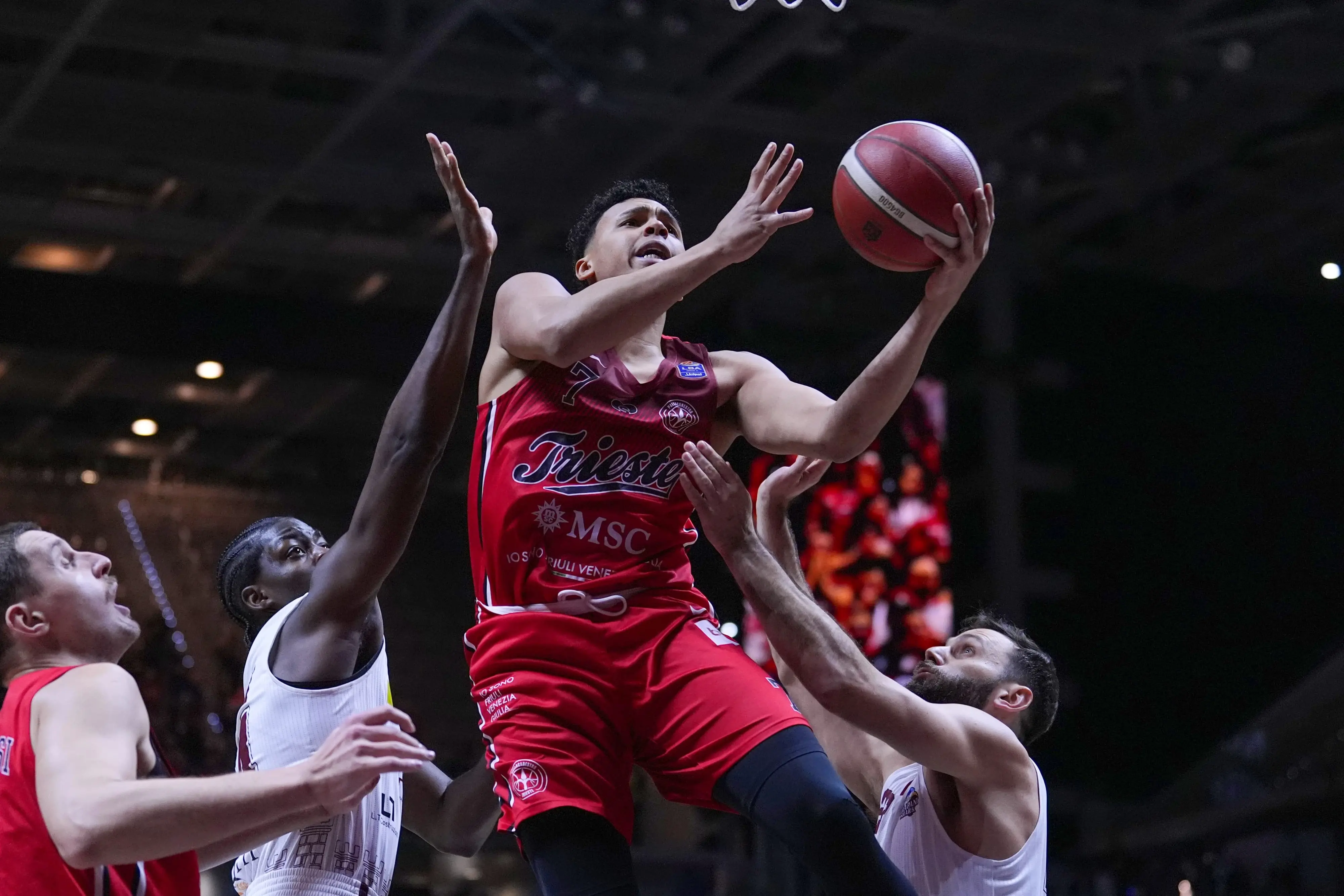 Col cuore infinito di una squadra capace di non mollare mai, la Pallacanestro Trieste esce dalla Inalpi Arena con lo scalpo dell'ambiziosa Trapani e guadagna l'accesso alla semifinale della Coppa Italia 2025 che sabato sera alle 20.45 la vedrà in campo contro la Dolomiti Energia Trento. Foto Lasorte/Ciamillo