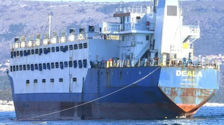 La nave Deala, battente bandiera della tanzania, è ferma da aprile