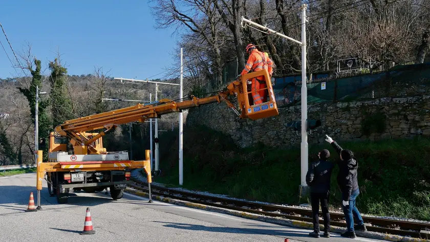 I tecnici al lavoro sulla linea del Tram (Silvano)