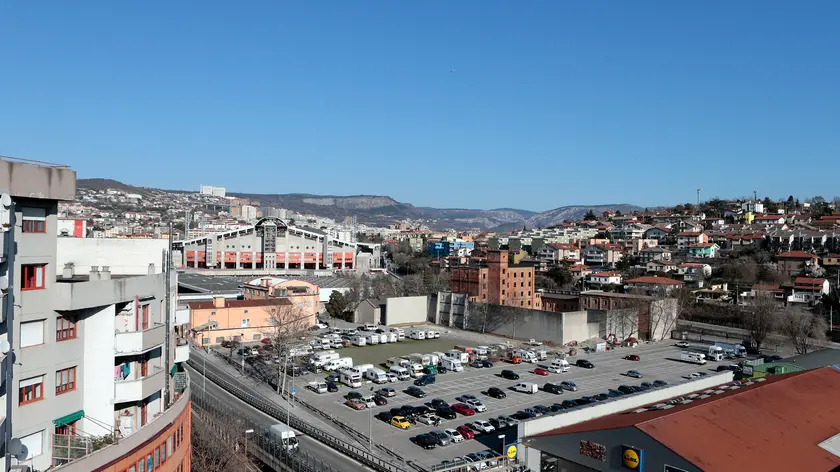 Una veduta sul rione di Valmaura, dove si è verificata la truffa ai danni dell’anziana Foto Silvano